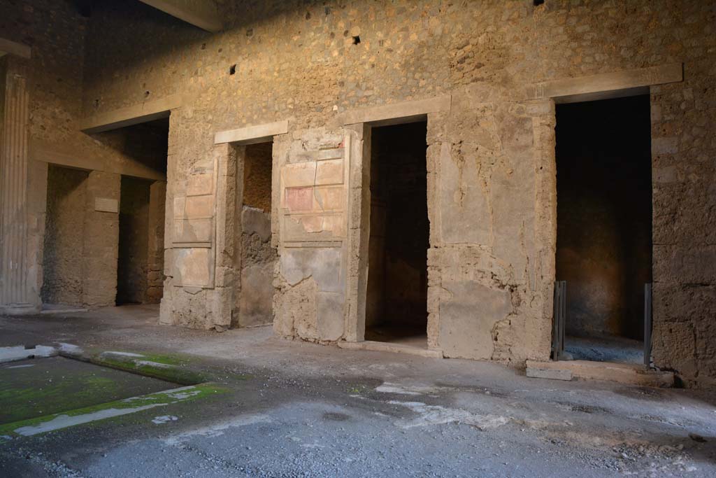 VI.2.4 Pompeii, December 2017. Looking towards doorways to rooms on south side of atrium.
Foto Annette Haug, ERC Grant 681269 DCOR.
