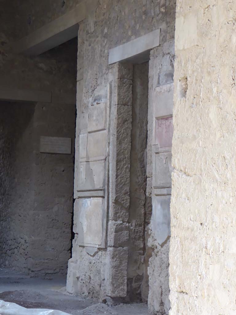 VI.2.4 Pompeii, January 2017. South side of atrium.
Looking south-east towards south ala, on left, and pilaster, in centre, next to doorway leading to garden apartments, centre right.
Foto Annette Haug, ERC Grant 681269 DCOR.
