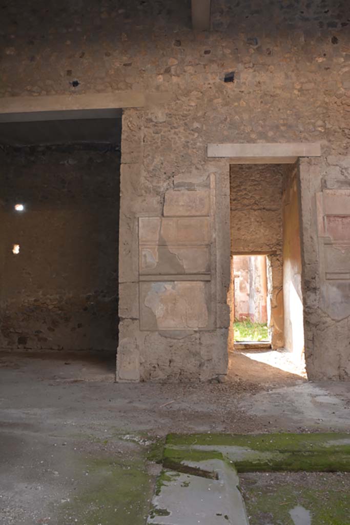 VI.2.4 Pompeii. March 2019. 
South side of atrium, south ala, on left, and room leading to garden apartments, on right.
Foto Annette Haug, ERC Grant 681269 DCOR.

