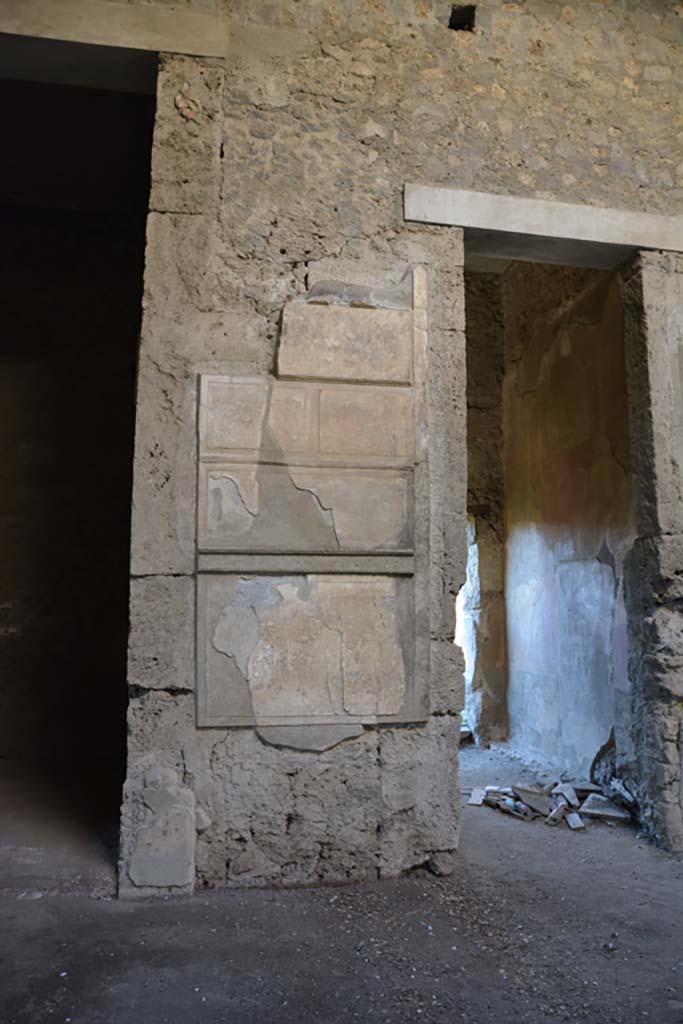 VI.2.4 Pompeii, December 2017. 
Painted wall decoration on pilaster between doorways to the south ala, on left, and doorway leading to garden apartments, on right.
Foto Annette Haug, ERC Grant 681269 DCOR.

