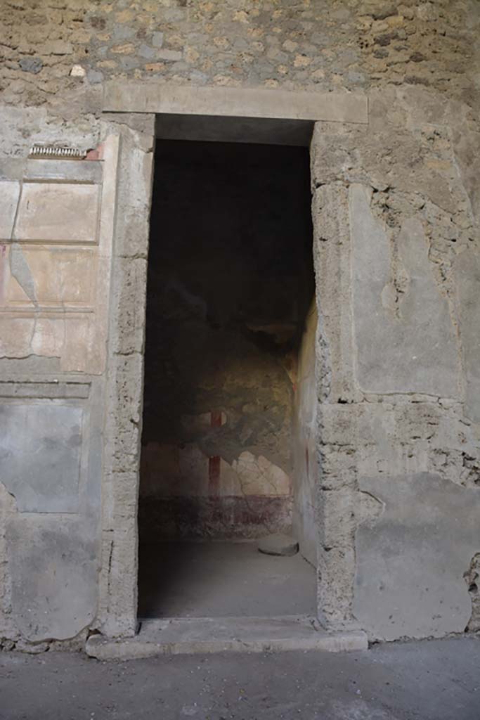 VI.2.4 Pompeii. December 2017. Doorway to cubiculum on south side of atrium.
Foto Annette Haug, ERC Grant 681269 DCOR.
