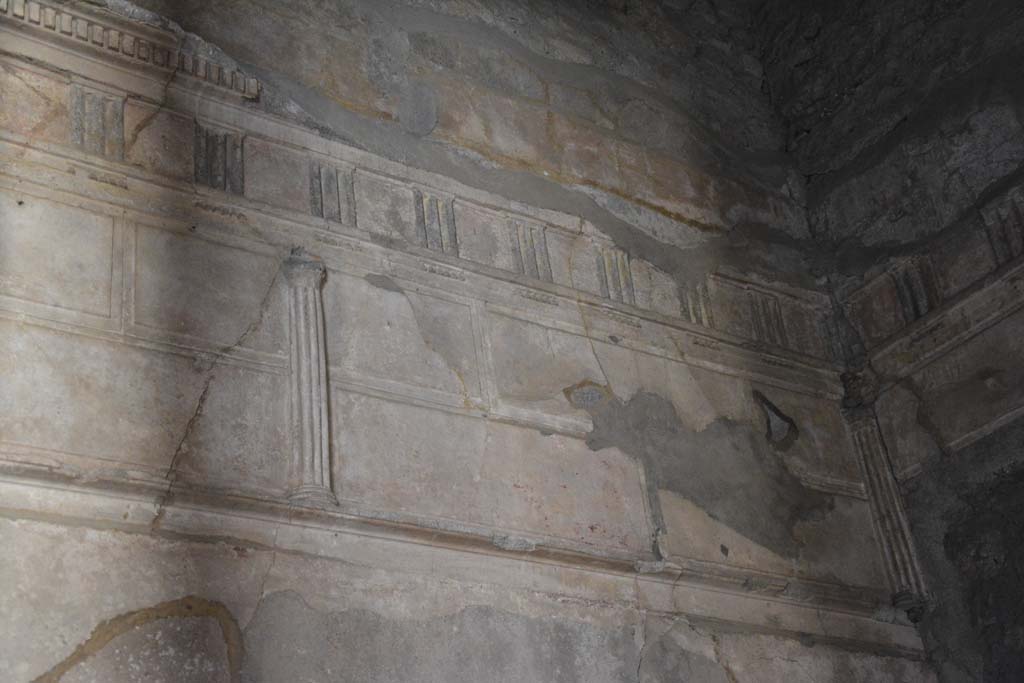 VI.2.4 Pompeii, December 2017. Cubiculum on south side of atrium, looking towards upper east wall at south end.
Foto Annette Haug, ERC Grant 681269 DCOR.

