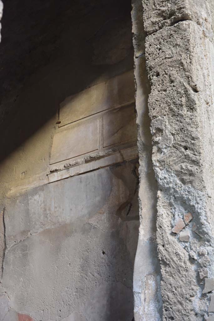 VI.2.4 Pompeii. December 2017. 
Looking through doorway from atrium towards west wall of cubiculum.
Foto Annette Haug, ERC Grant 681269 DCOR.
