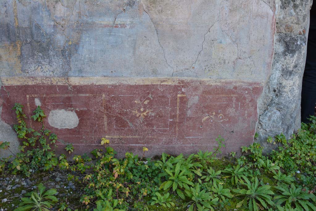 VI.2.4 Pompeii. March 2019. Detail of painted zoccolo on west wall in south-west corner between the diaeta and the triclinium.
Foto Annette Haug, ERC Grant 681269 DÉCOR.
