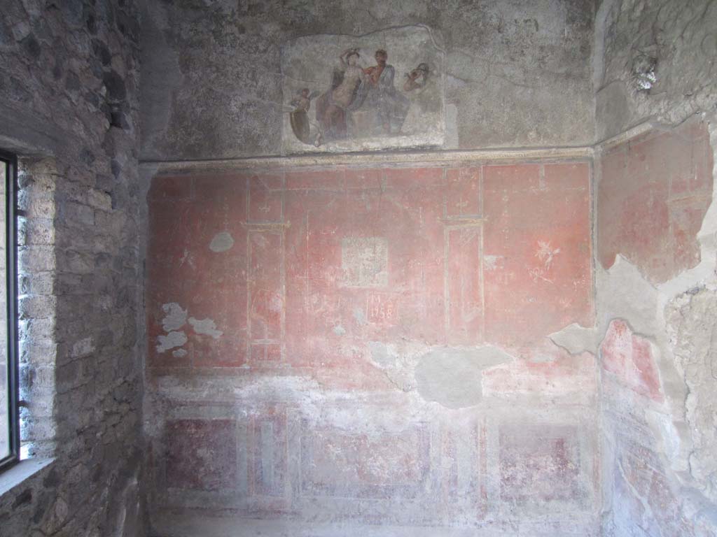 VI.2.4 Pompeii. April 2012.
Looking towards south wall in diaeta in south-west corner of garden apartment. Photo courtesy of Marina Fuxa.