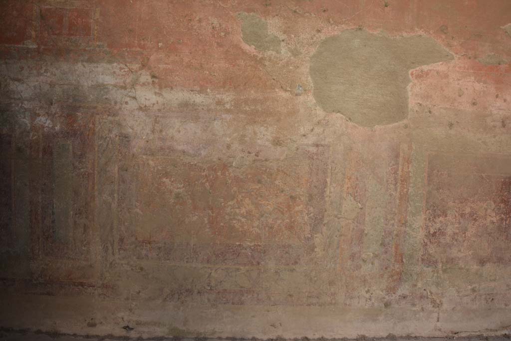 VI.2.4 Pompeii. March 2019. Detail remaining of painted zoccolo in centre of lower south wall.
Foto Annette Haug, ERC Grant 681269 DÉCOR.