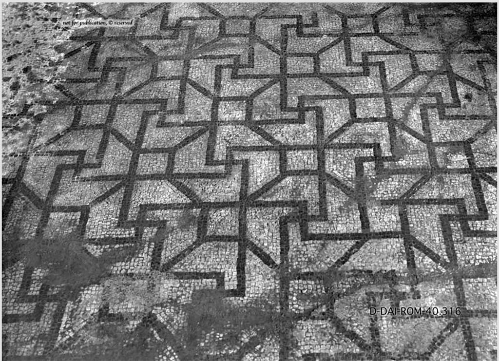 VI.2.4 Pompeii. 1938. Photo by Pernice of floor mosaic in diaeta/cubiculum 33.
See Pernice, E., 1938. Pavimente und Figürliche Mosaiken: Die Hellenistische Kunst in Pompeji, Band VI. Berlin: de Gruyter, Taf. 10,6.
DAIR 40.316. Photo © Deutsches Archäologisches Institut, Abteilung Rom, Arkiv.