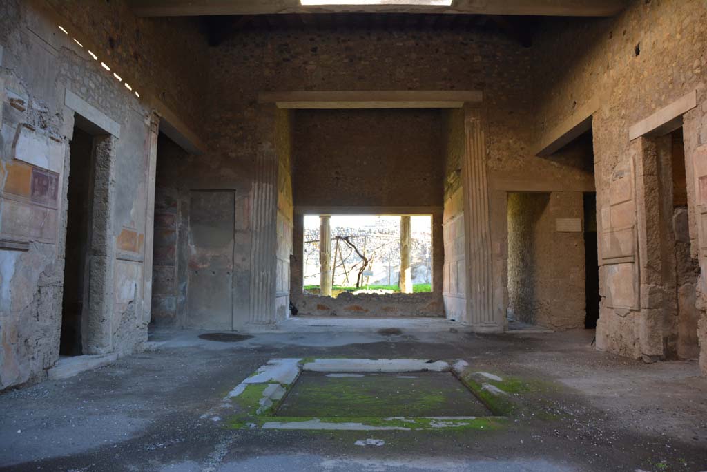 VI.2.4 Pompeii, December 2017. Looking east across impluvium in atrium.
Foto Annette Haug, ERC Grant 681269 DÉCOR.
