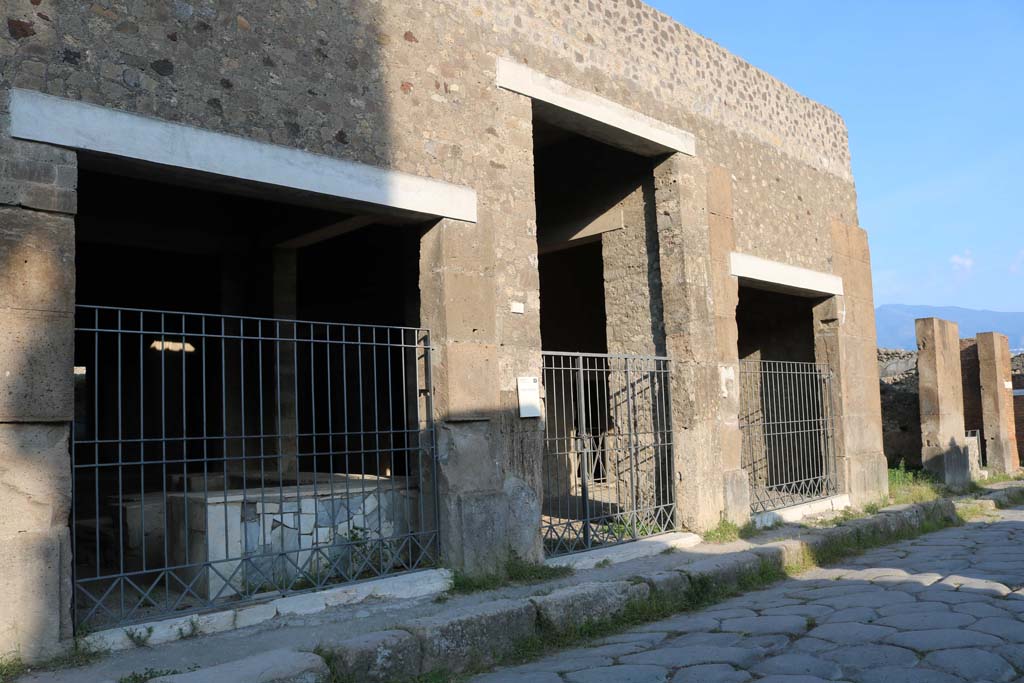 VI.2.5 Pompeii, on left. December 2018.
Looking towards east side of Via Consolare, with doorway to VI.2.4, in centre. Photo courtesy of Aude Durand.