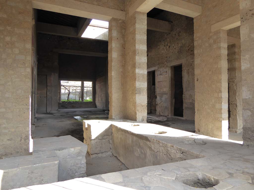 VI.2.5 Pompeii. January 2017. Looking east across counter and hearth towards atrium of VI.2.4.
Foto Annette Haug, ERC Grant 681269 DÉCOR.