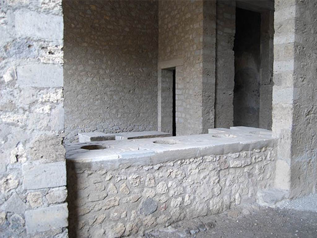 VI.2.5 Pompeii. October 2013. Looking north towards counter, from entrance corridor in VI.2.4. Photo courtesy of Paula Lock.