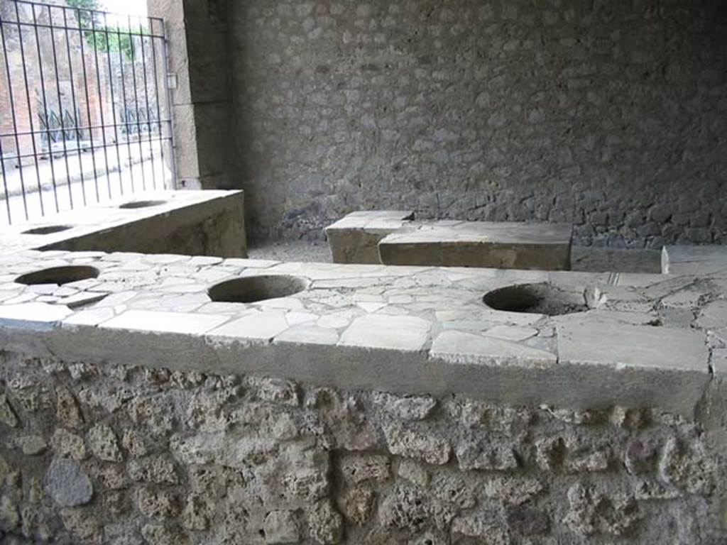 VI.2.5 Pompeii. May 2003. Looking north-west across counter. Photo courtesy of Nicolas Monteix.