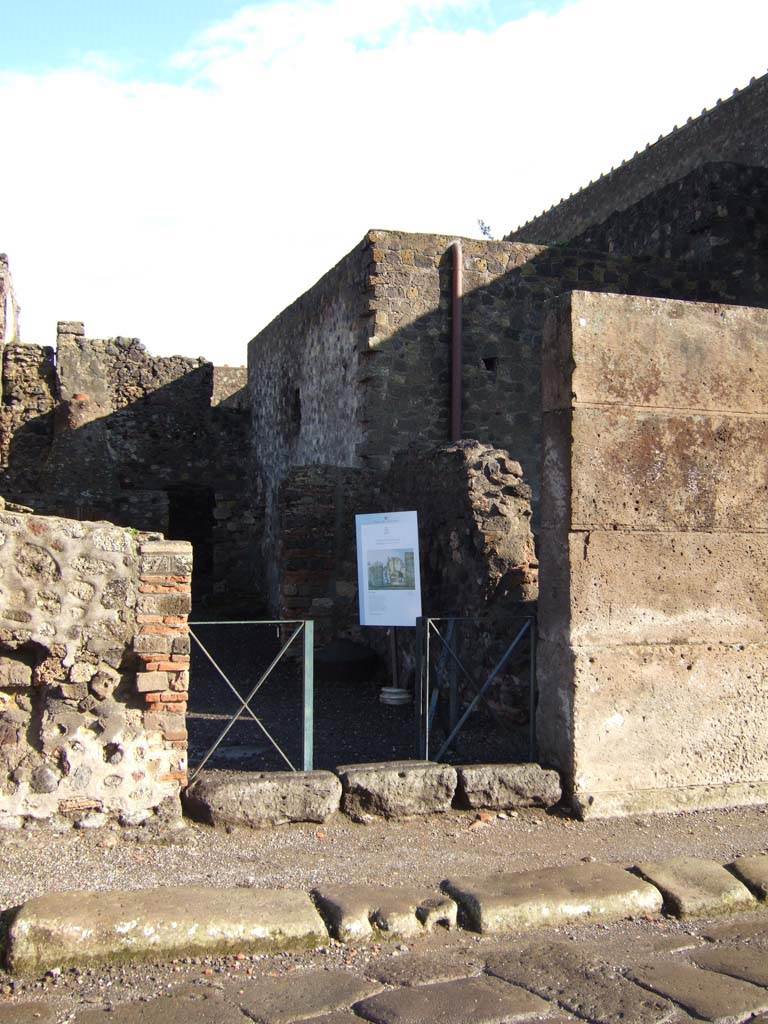 VI.2.6 Pompeii. December 2005. Entrance, looking east.