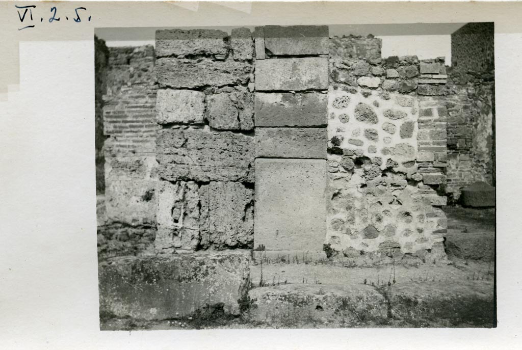 VI.2.6 Pompeii, but numbered as VI.2.5 on photo. Pre-1937-1939.
Detail of wall on north side of entrance to V.2.6 between it and VI.2.7, on left.
Photo courtesy of American Academy in Rome, Photographic Archive. Warsher collection no. 95.