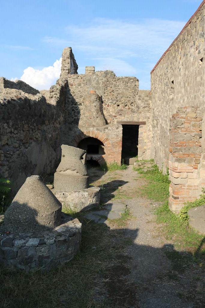 VI.2.6 Pompeii. December 2018.
Looking east towards oven, from entrance. Photo courtesy of Aude Durand.