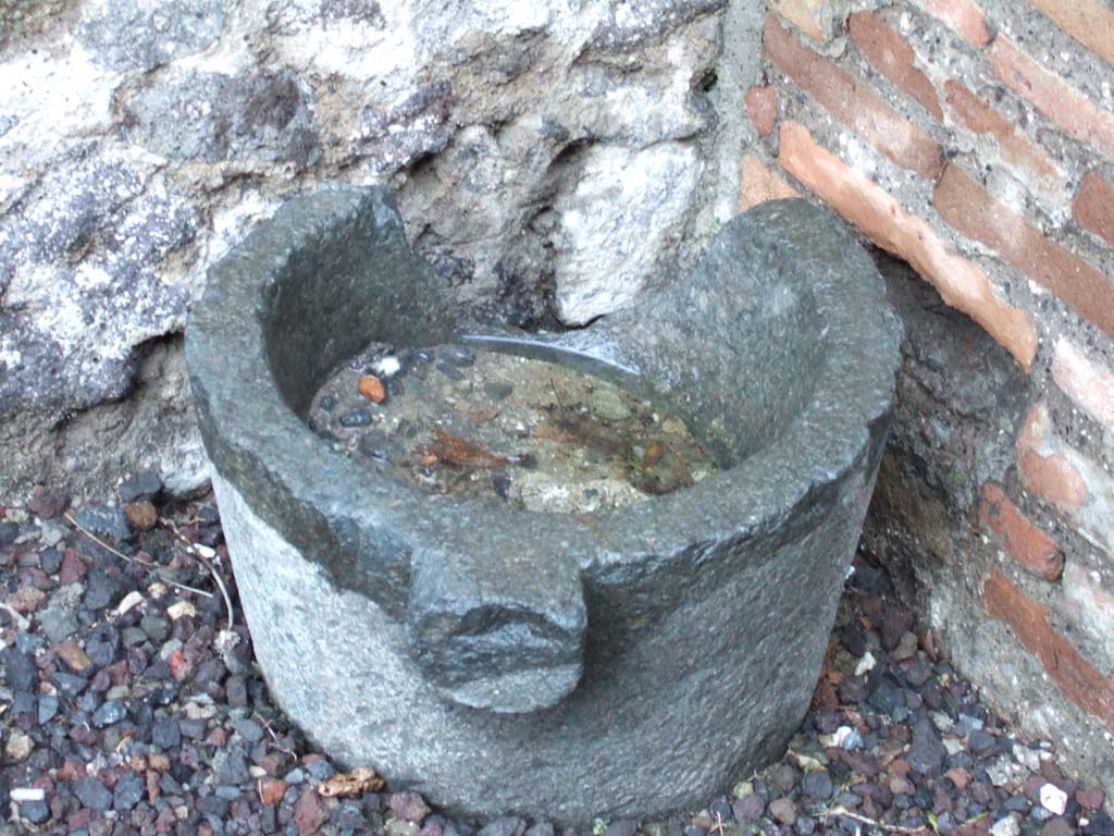 VI.2.6 Pompeii. December 2005. Basin.