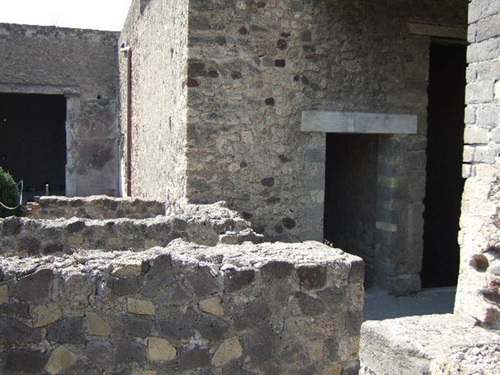 VI.2.30 Pompeii. May 2006. Looking west from entrance.