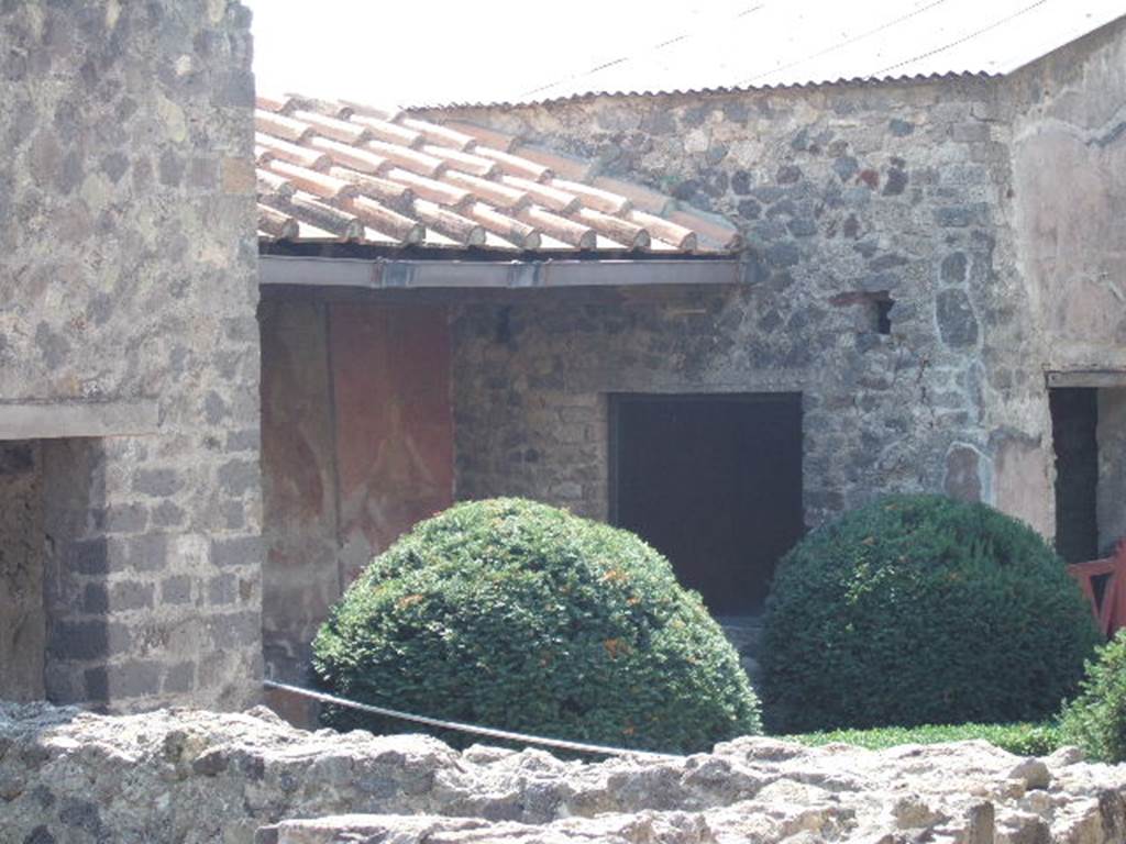 VI.2.30 Pompeii. September 2005. Looking towards small garden.