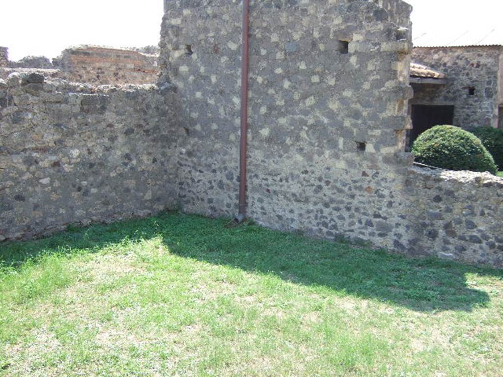 VI.2.31 Pompeii. September 2005. Room on east side of small garden.