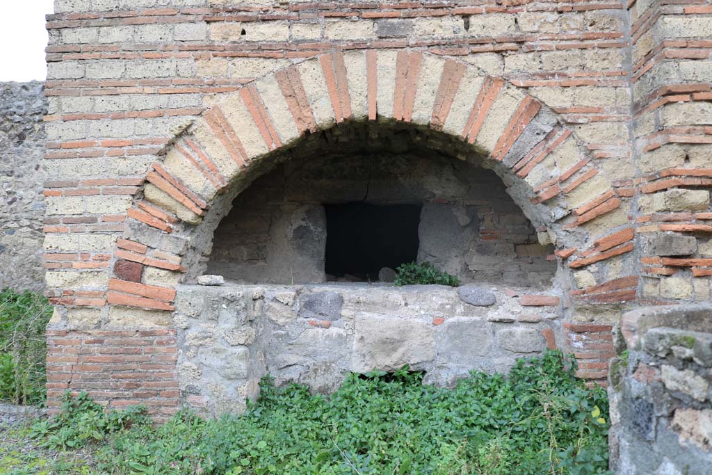 VI.3.3 Pompeii. December 2018. Room 7, detail of oven. Photo courtesy of Aude Durand.