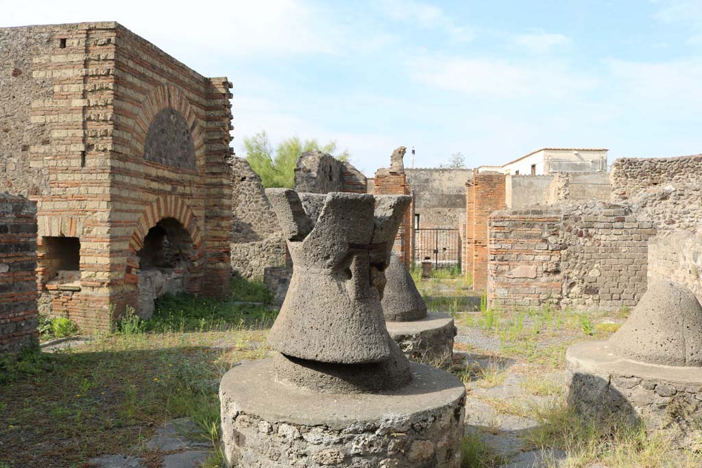 VI.3.3 Pompeii. December 2018.
Room 7, looking west from mill-room through doorway leading to atrium, and entrance doorway. Photo courtesy of Aude Durand.