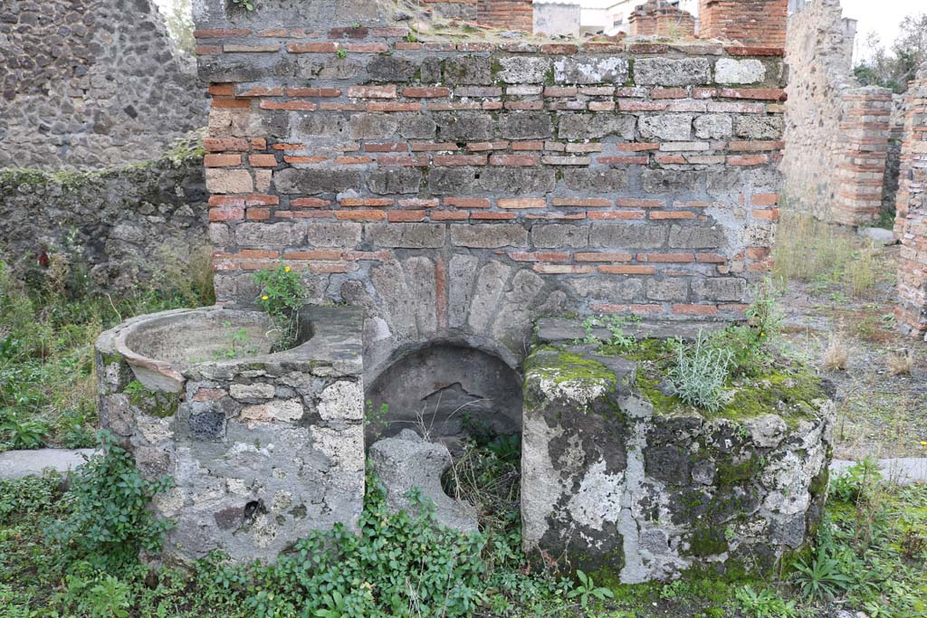 VI.3.3 Pompeii. December 2018.
Room 7, west wall with site of household shrine above cistern mouth/well head and a vessel for holding water on either side.
Photo courtesy of Aude Durand.