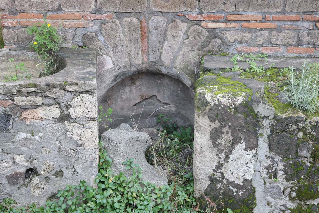 VI.3.3 Pompeii. December 2018. Room 7, cistern mouth/well head. Photo courtesy of Aude Durand.