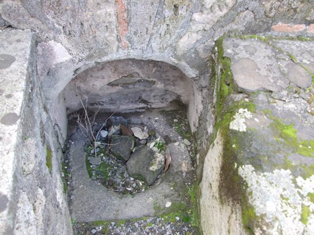 VI.3.3 Pompeii. March 2009. Room 7, well head.