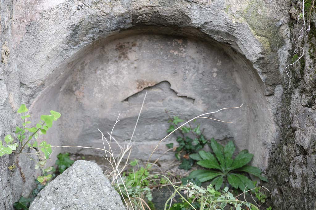 VI.3.3 Pompeii. December 2018. Room 7, detail of west wall behind cistern mouth/well head. Photo courtesy of Aude Durand.