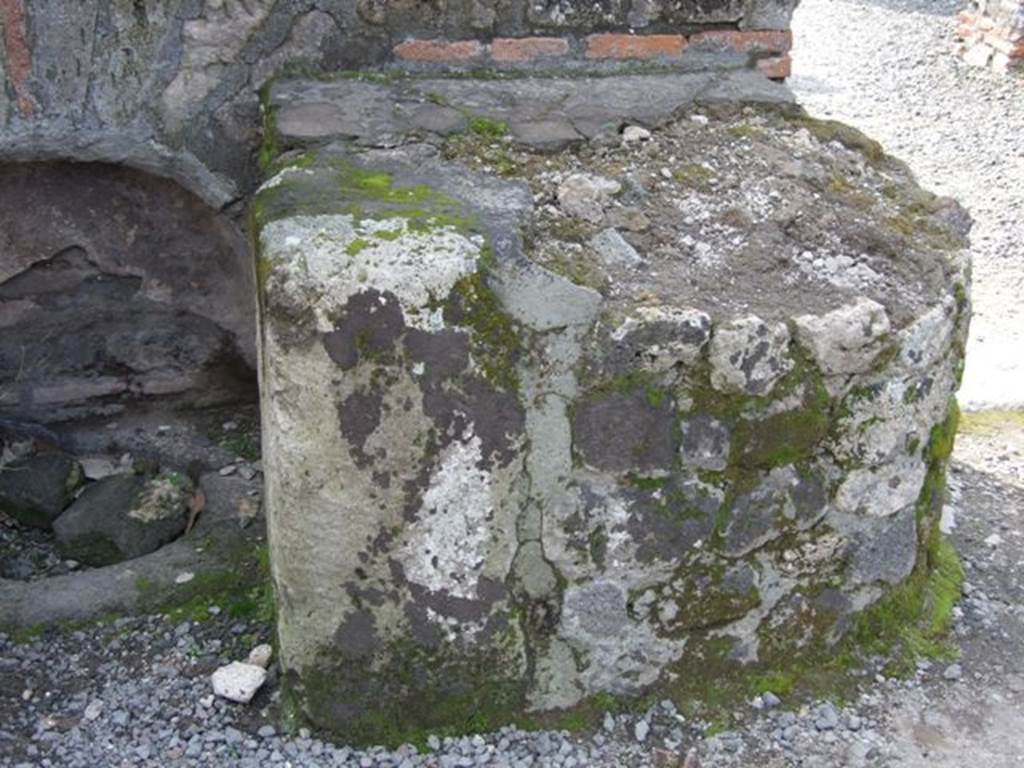 VI.3.3 Pompeii. March 2009. Room 7, base for large earthenware vessel for holding water on north side of well head.