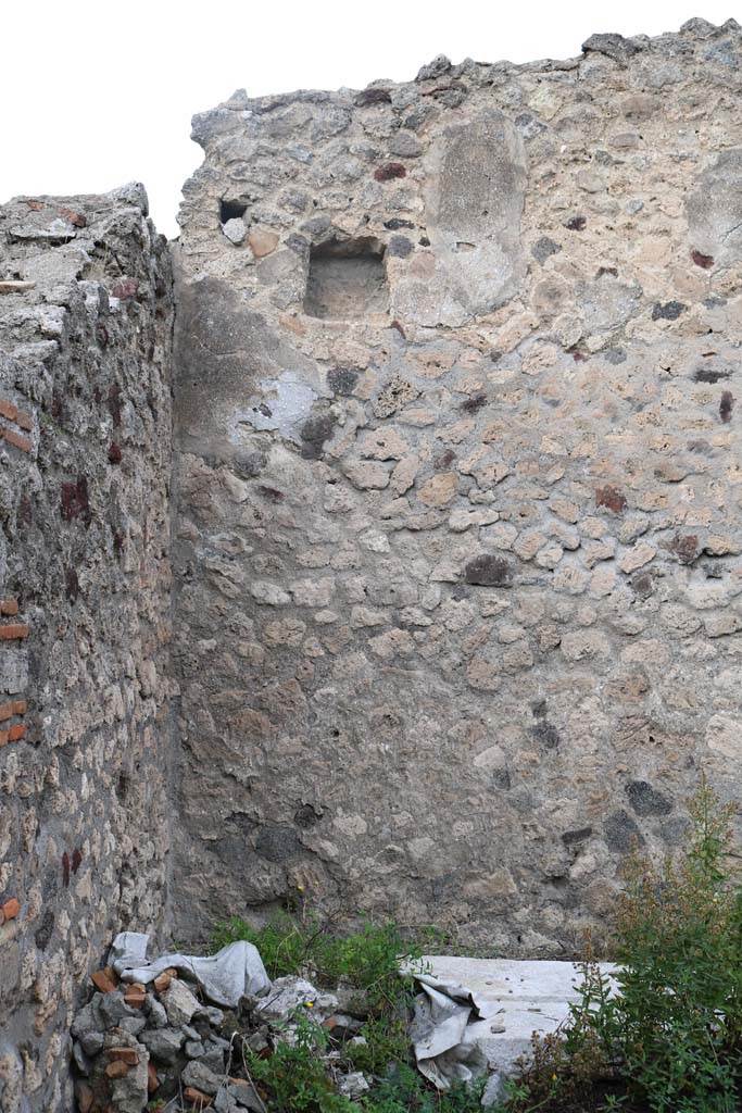 VI.3.3 Pompeii. December 2018.
Room 1, atrium. Niche on upper north wall in north-west corner. Photo courtesy of Aude Durand.