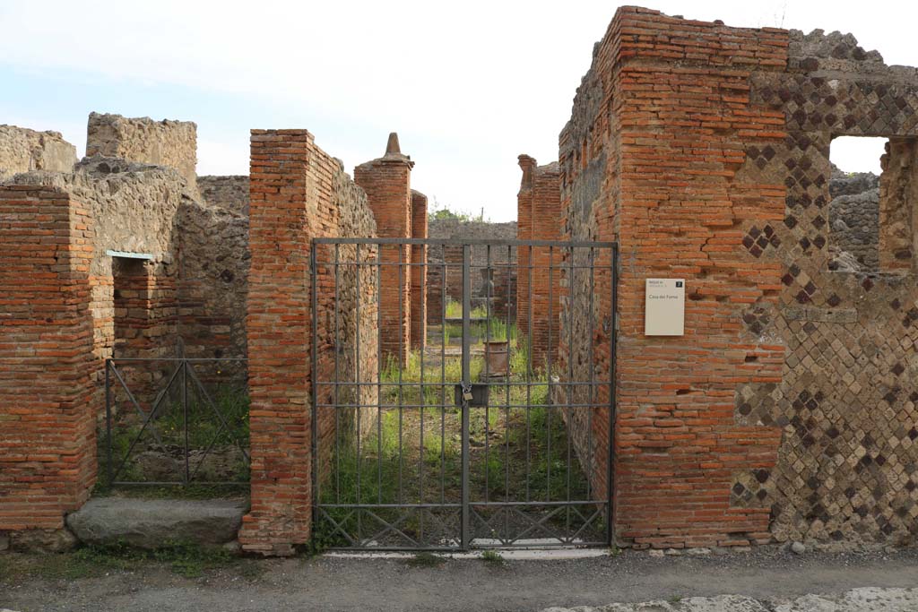 VI.3.3 Pompeii. December 2018. Looking east towards entrance doorway, in centre. Photo courtesy of Aude Durand.