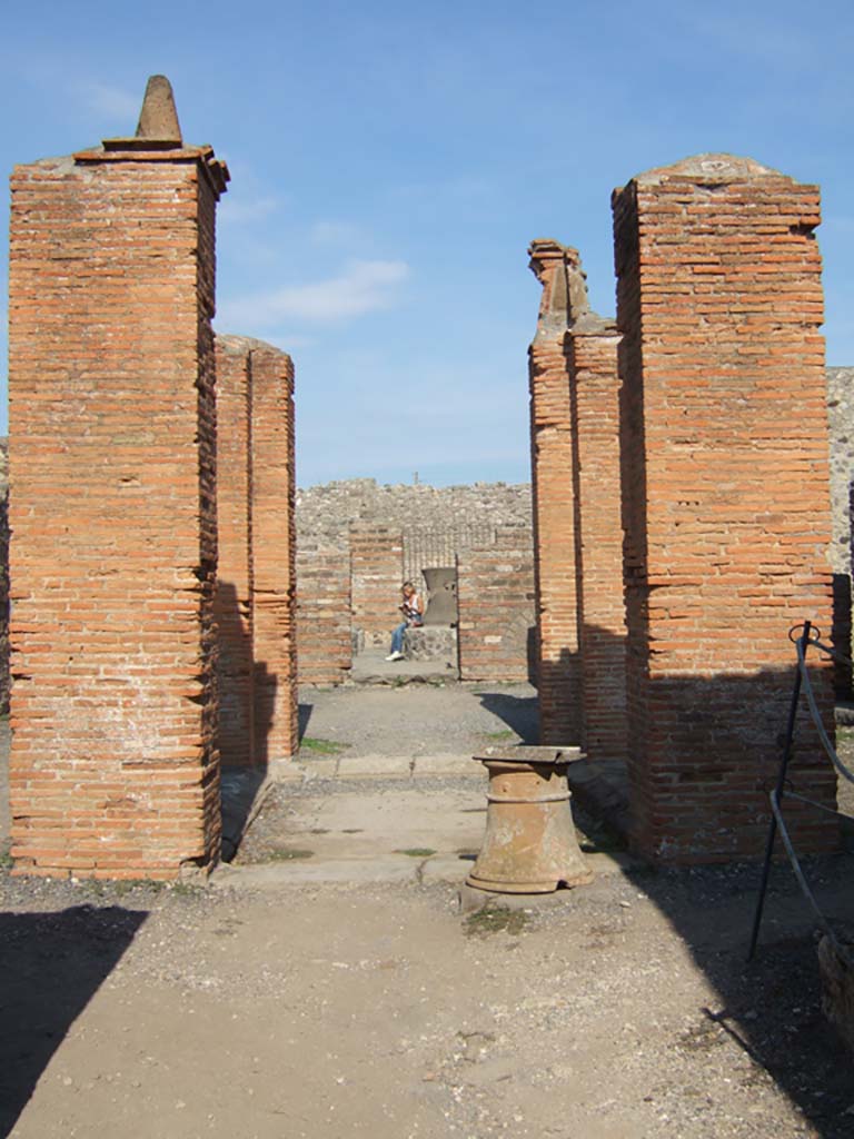 VI.3.3 Pompeii. September 2005.
Room 1, atrium and impluvium. The brick pillars would have supported the upper floor.