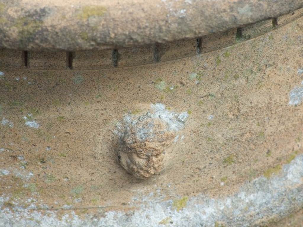 VI.3.3 Pompeii. March 2009. Room 1, Detail of face on puteal.