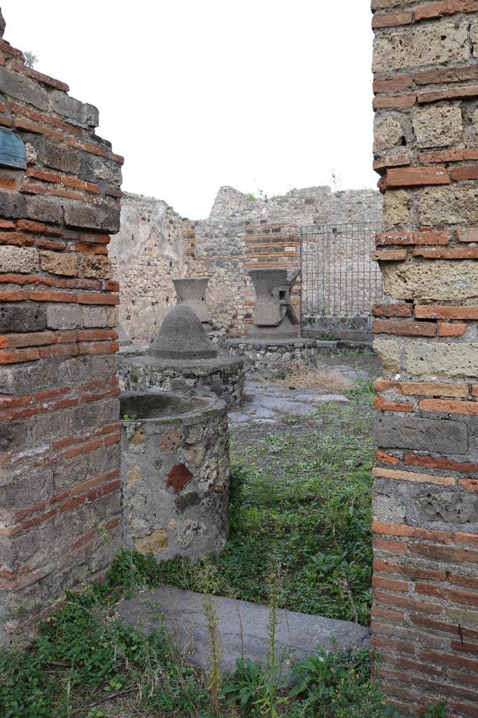 VI.3.3 Pompeii. December 2018.
Room 5, doorway in east wall to room 7. Photo courtesy of Aude Durand.