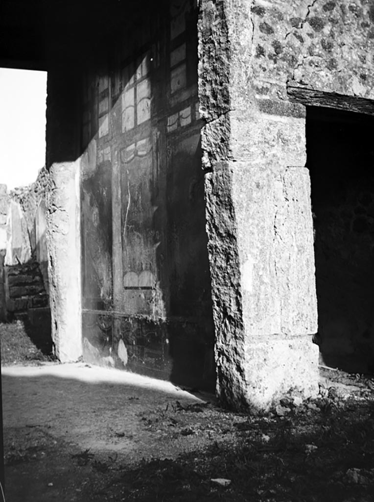 VI.7.23 Pompeii. W.1162. South wall of tablinum, looking east towards atrium and steps in south-east corner.
Photo by Tatiana Warscher. Photo © Deutsches Archäologisches Institut, Abteilung Rom, Arkiv.