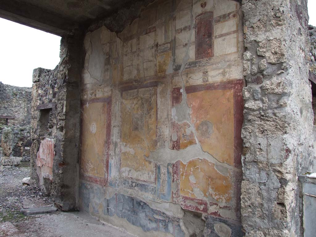 VI.7.23 Pompeii. December 2006. North wall of tablinum, looking west.
On the left at the rear of the tablinum, the painted remains of the north wall of the courtyard can still be seen.
The wall had a window into a room, with its doorway in the corridor leading to the garden area.