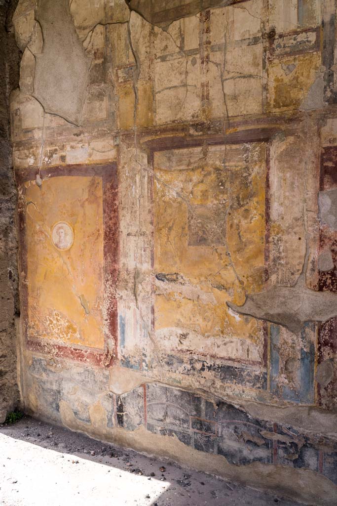 VI.7.23 Pompeii. July 2021. Detail of north wall of tablinum at west end. Photo courtesy of Johannes Eber.