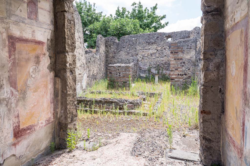 VI.7.23 Pompeii. July 2021.
Looking west from tablinum towards remains of pyramidal fountain in courtyard. Photo courtesy of Johannes Eber.