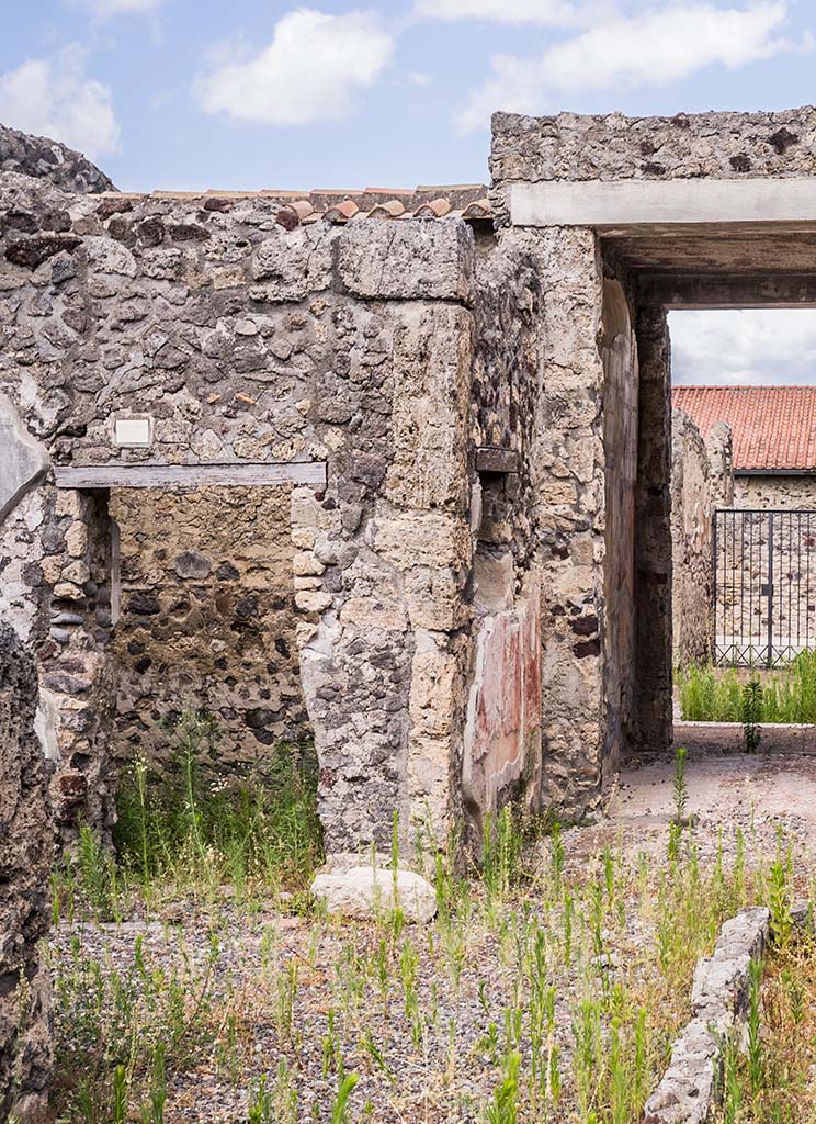 VI.7.23 Pompeii. July 2021. Doorway to cubiculum with window (left).
Photo courtesy of Johannes Eber.