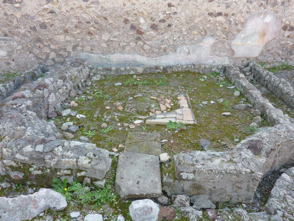 VI.7.23 Pompeii. October 2014. Looking south across remains of pyramidal fountain in courtyard.
Foto Annette Haug, ERC Grant 681269 DÉCOR.