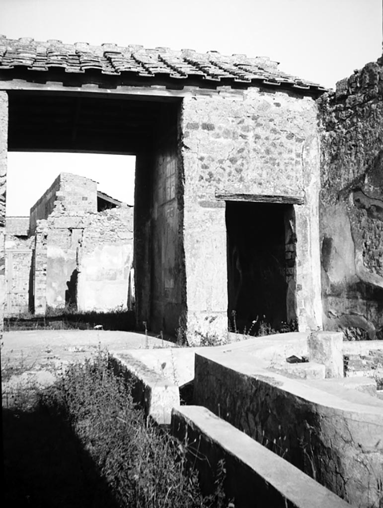 VI.7.23 Pompeii. W.1161. Looking east across courtyard with fountain, towards south wall of tablinum.
Photo by Tatiana Warscher. Photo © Deutsches Archäologisches Institut, Abteilung Rom, Arkiv.