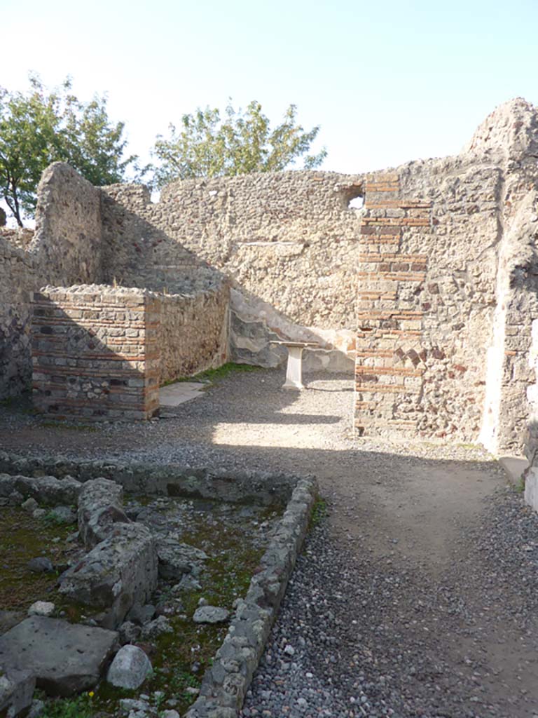 VI.7.23 Pompeii. October 2014.
Looking west across corner of site of fountain towards doorway to storeroom and to triclinium, on right with table.
Foto Annette Haug, ERC Grant 681269 DÉCOR.