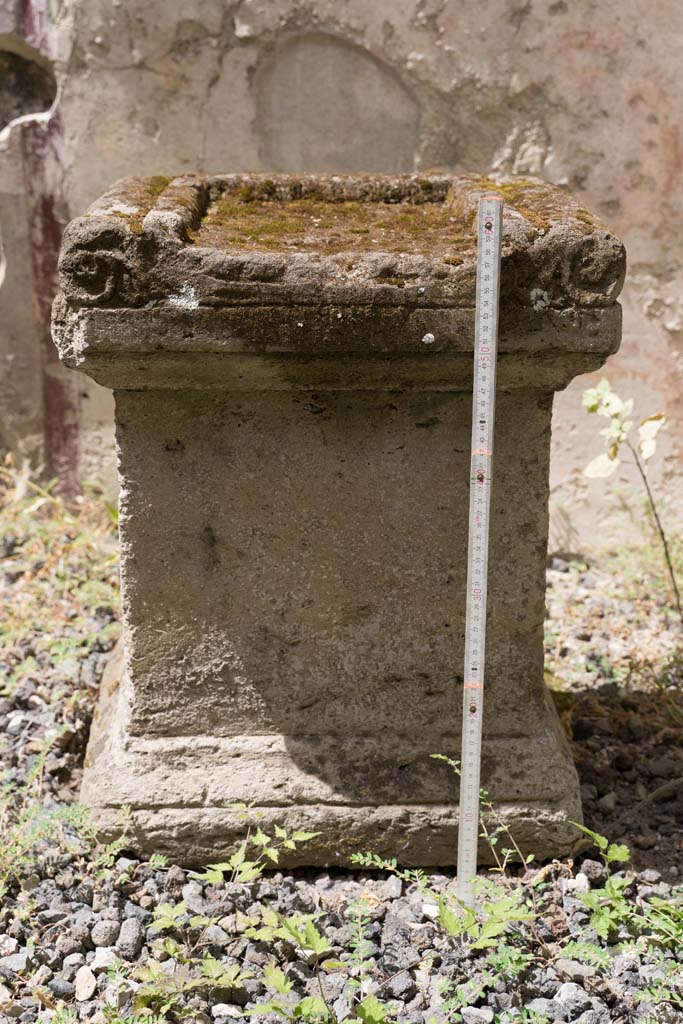 VI.7.23 Pompeii. July 2021. Detail of height of front of altar. Photo courtesy of Johannes Eber.