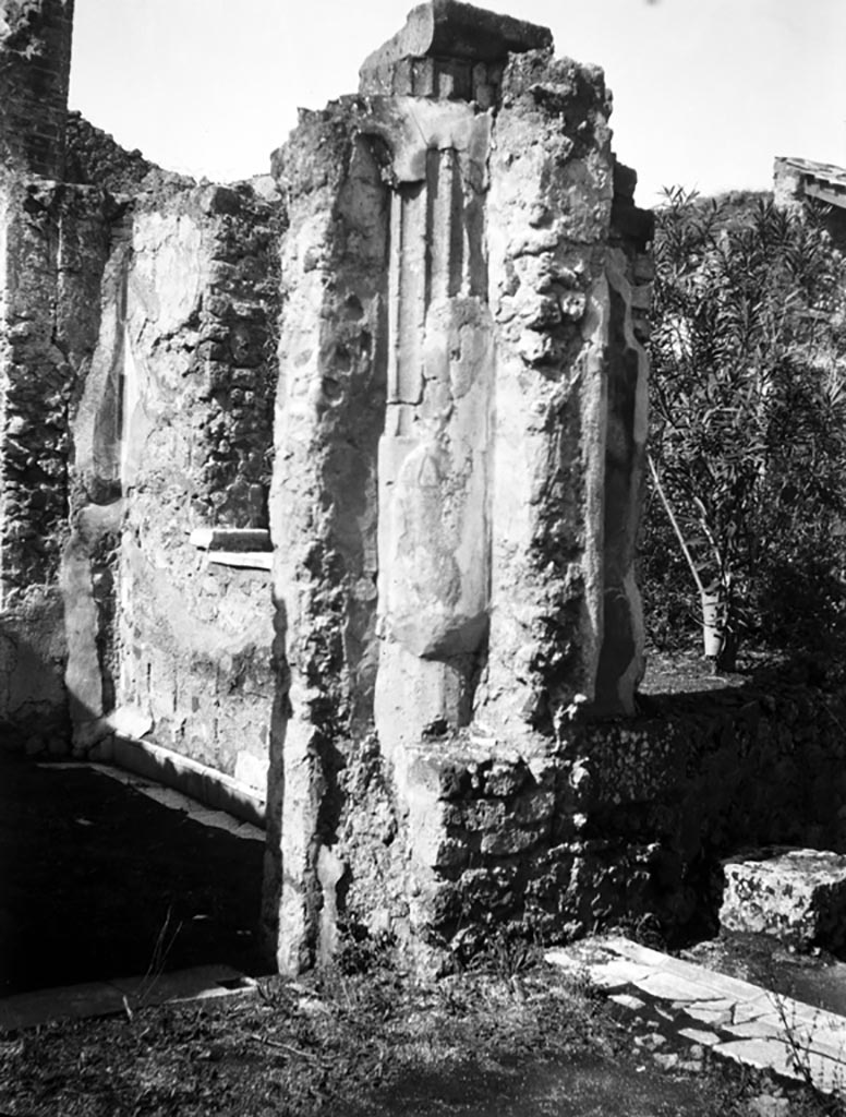 VI.7.23 Pompeii. W.1180. Looking north-west to doorway on opposite side of corridor leading to garden area.
The room has a window with a marble windowsill overlooking the garden.
Photo by Tatiana Warscher. Photo © Deutsches Archäologisches Institut, Abteilung Rom, Arkiv.