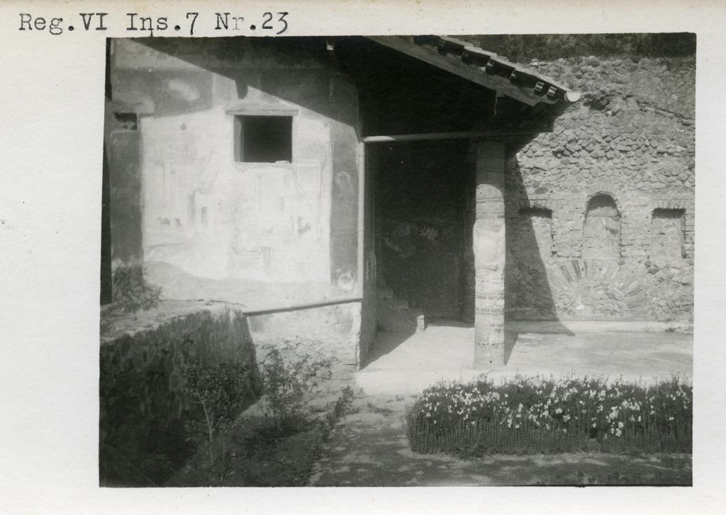 VI.7.23 Pompeii. Pre-1937-1939. Looking north to bedroom and summer triclinium, with the three niches.
Photo courtesy of American Academy in Rome, Photographic Archive. Warsher collection no. 423b.