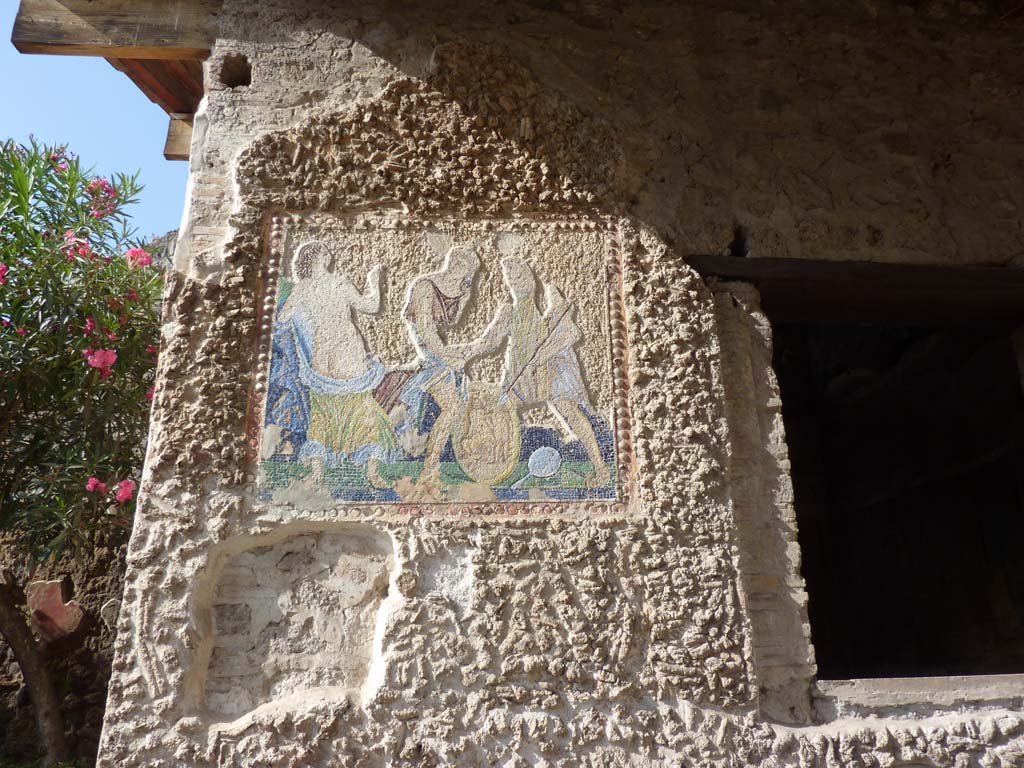 VI.7.23 Pompeii. October 2014.
Exterior east wall of cubiculum/bedroom on south side of window, mosaic of Achilles recognised by Odysseus at Skyros.
Foto Annette Haug, ERC Grant 681269 DÉCOR.