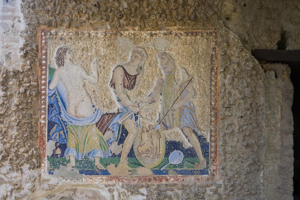 VI.7.23 Pompeii. October 2023.
Mosaic of Achilles recognised by Odysseus at Skyros, from exterior east wall of bedroom. Photo courtesy of Johannes Eber.