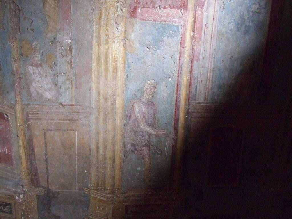 VI.7.23 Pompeii. December 2006. Cubiculum. South alcove, east wall.
According to Caso, this is a male figure in oriental attire. Two male figures lean from balustrades.
See Caso L., in Rivista di Studi Pompeiani III, 1989, p. 112.