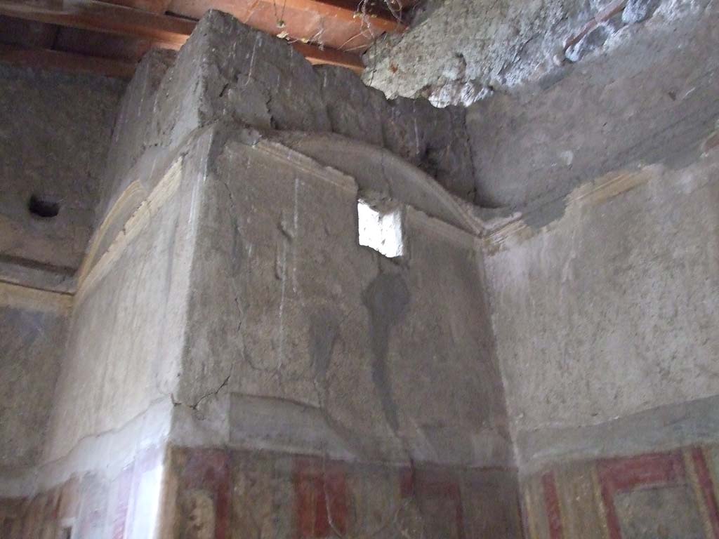 VI.7.23 Pompeii. December 2006. Cubiculum.
West alcove, upper south wall. Plasterwork and white upper layer were probably never completed.